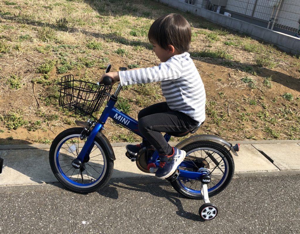 子供が自転車に乗っている写真